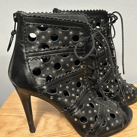 Stuart Weitzman Leather Ankle Lace-Up High Heel Booties size 6 M- gently used