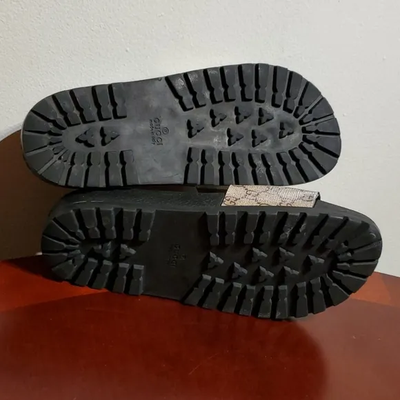 Summer/ Moving Sale Gucci GG Supreme Monogram Bee Slide Sandals