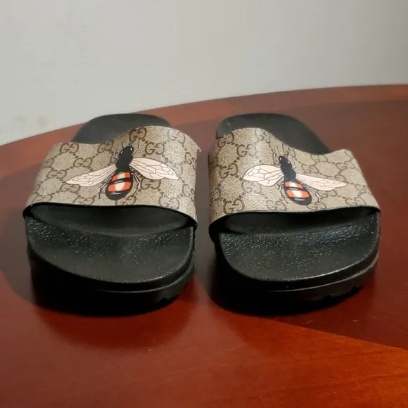 Summer/ Moving Sale Gucci GG Supreme Monogram Bee Slide Sandals