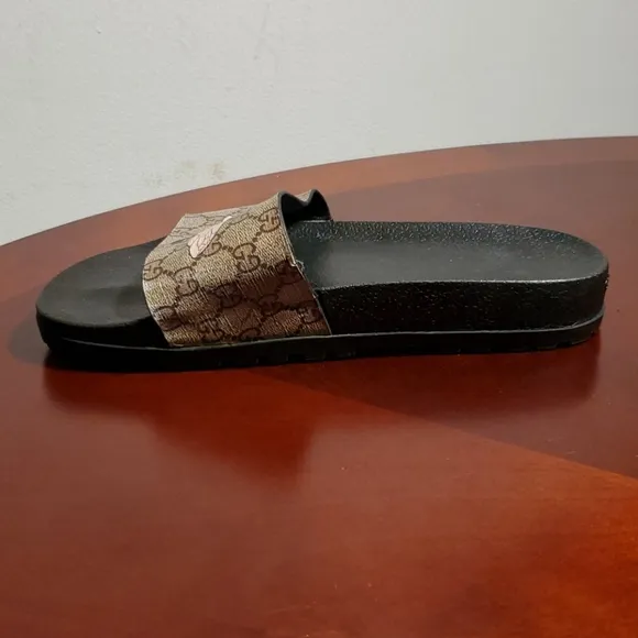 Summer/ Moving Sale Gucci GG Supreme Monogram Bee Slide Sandals