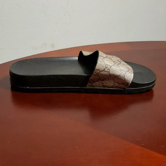 Summer/ Moving Sale Gucci GG Supreme Monogram Bee Slide Sandals