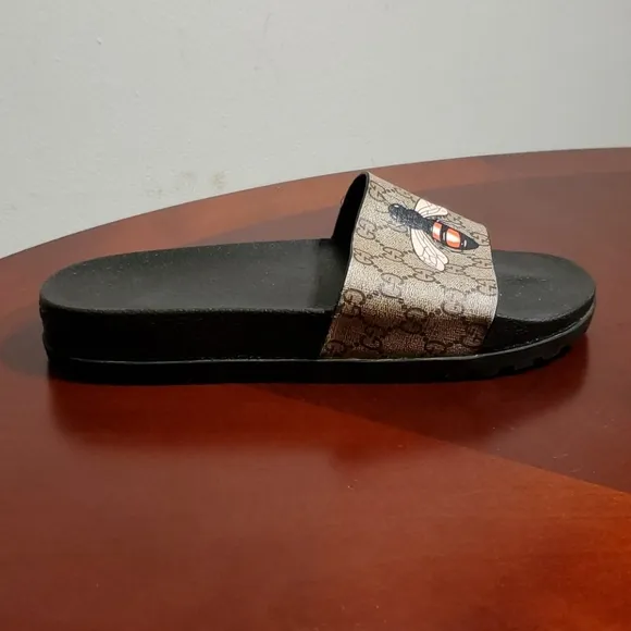 Summer/ Moving Sale Gucci GG Supreme Monogram Bee Slide Sandals