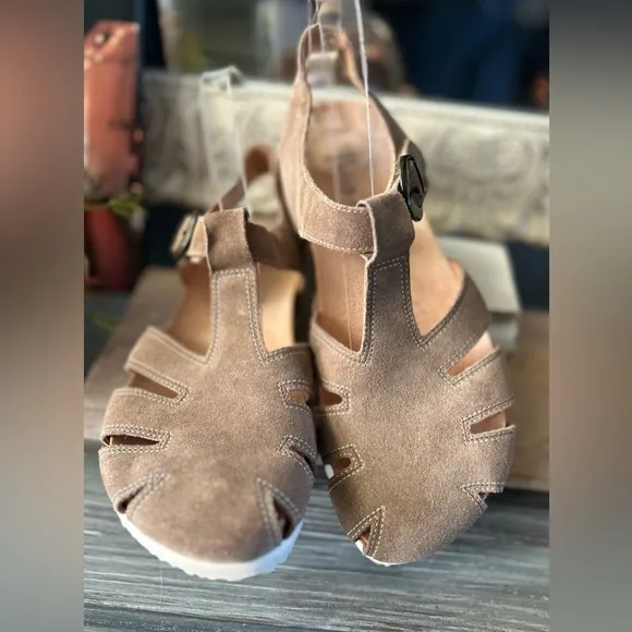 Think! Julia Sandal Tan Closed Toe Comfortable &amp; Supportive 8.5