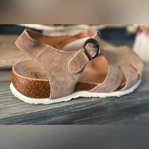 Think! Julia Sandal Tan Closed Toe Comfortable &amp; Supportive 8.5