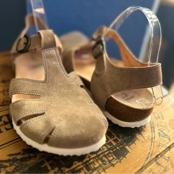 Think! Julia Sandal Tan Closed Toe Comfortable &amp; Supportive 8.5