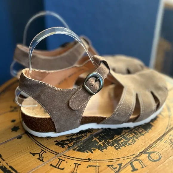 Think! Julia Sandal Tan Closed Toe Comfortable &amp; Supportive 8.5
