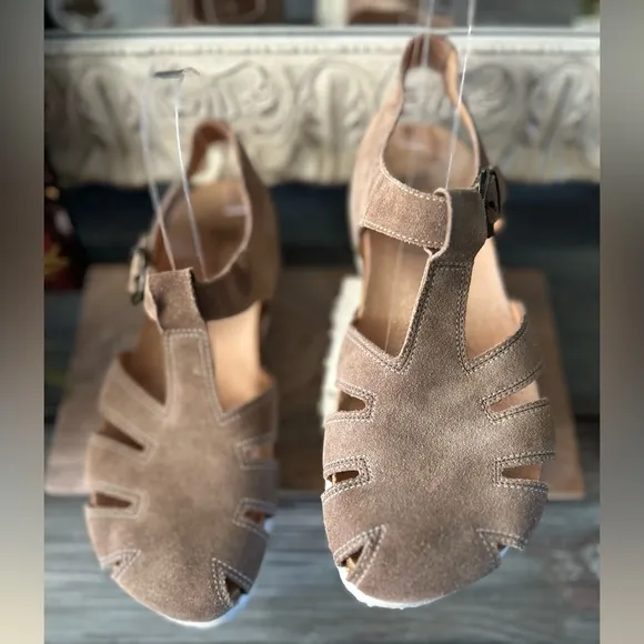 Think! Julia Sandal Tan Closed Toe Comfortable &amp; Supportive 8.5