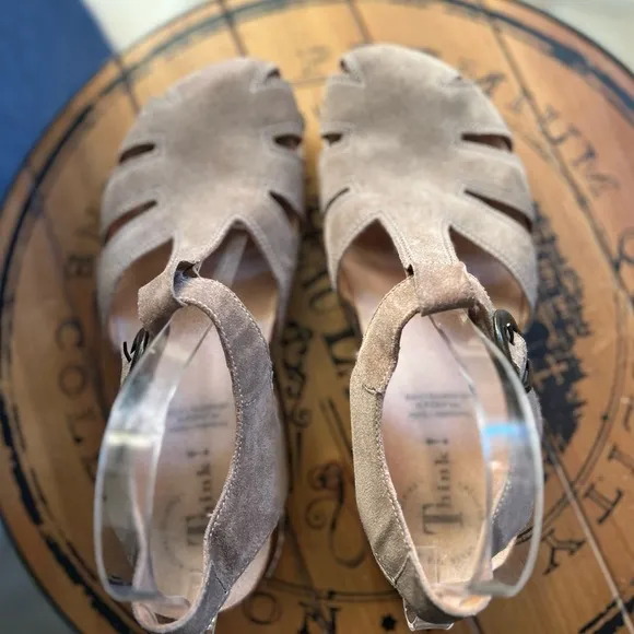 Think! Julia Sandal Tan Closed Toe Comfortable &amp; Supportive 8.5