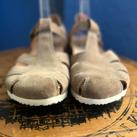 Think! Julia Sandal Tan Closed Toe Comfortable &amp; Supportive 8.5