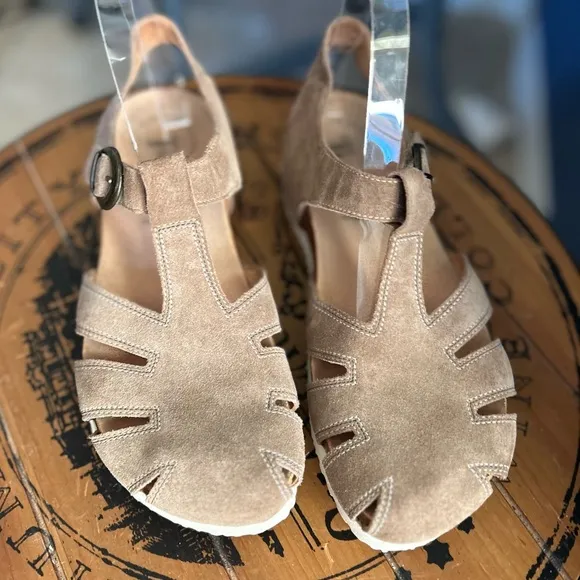 Think! Julia Sandal Tan Closed Toe Comfortable &amp; Supportive 8.5