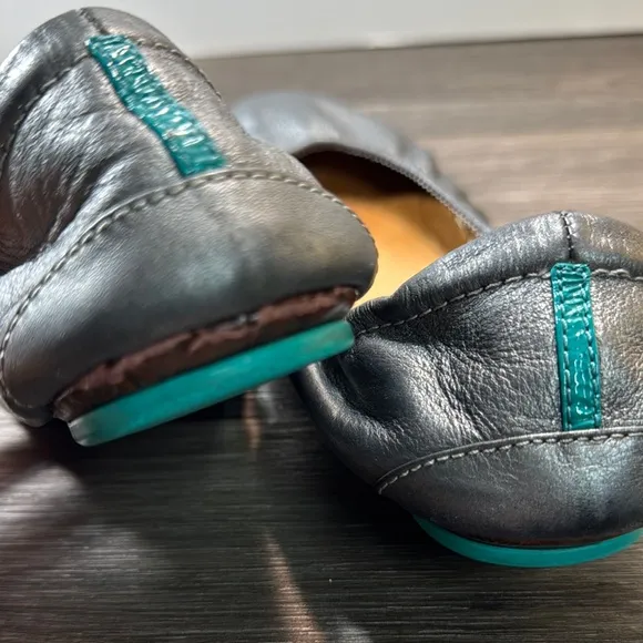 Tieks Silver Ballet Flats woman’s size 8 (b96)
