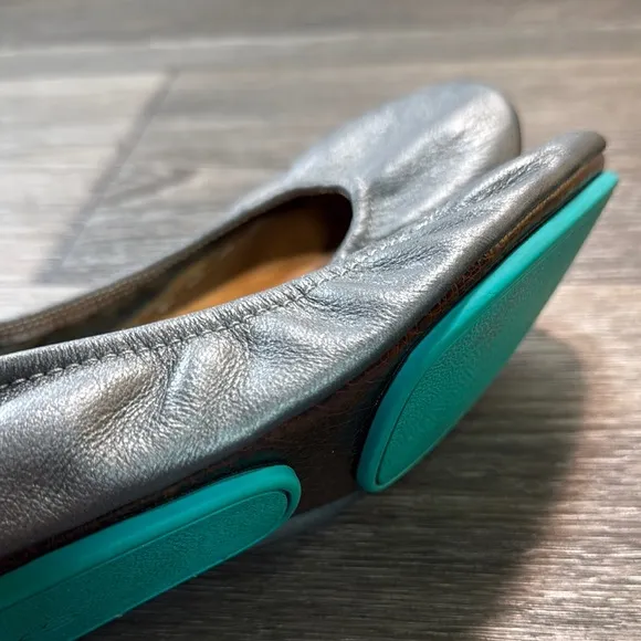 Tieks Silver Ballet Flats woman’s size 8 (b96)