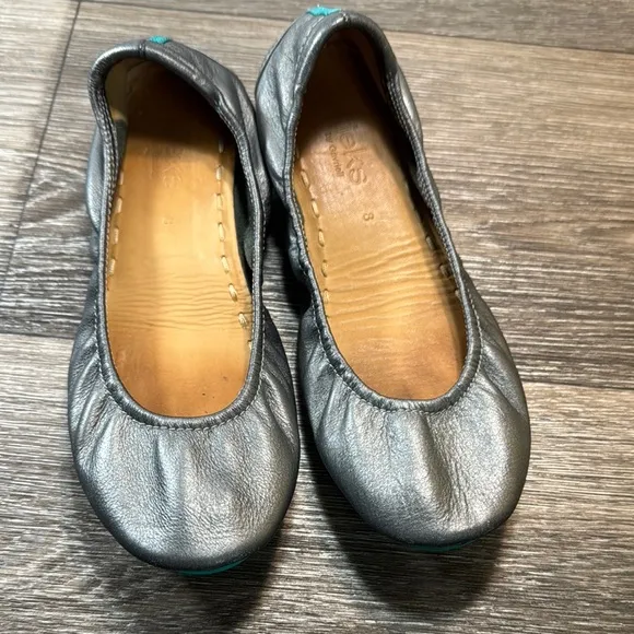 Tieks Silver Ballet Flats woman’s size 8 (b96)