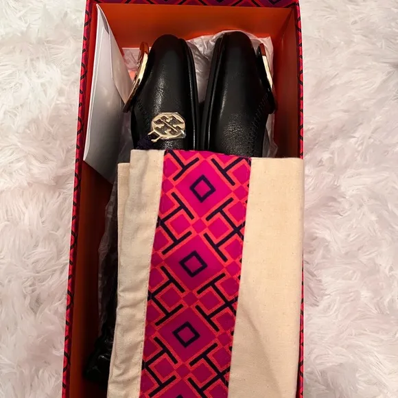 ❤️Tory Burch Black Flats with Gold Medallion❤️Women shoes Size 6.5