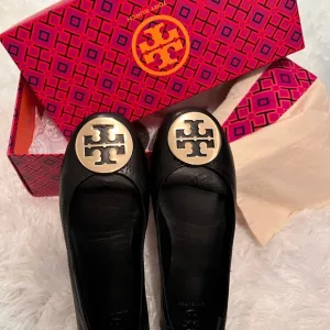 ❤️Tory Burch Black Flats with Gold Medallion❤️Women shoes Size 6.5
