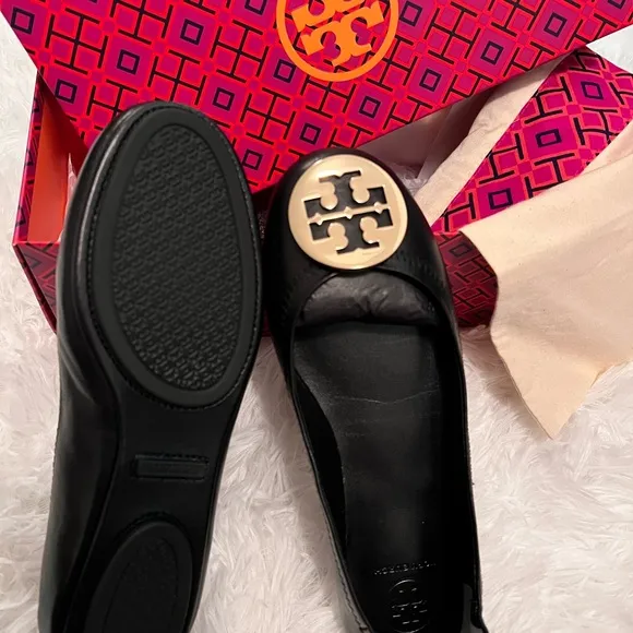 ❤️Tory Burch Black Flats with Gold Medallion❤️Women shoes Size 6.5