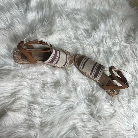 Tory Burch size 7 beachy tan and cream colored comfy sandals leather straps
