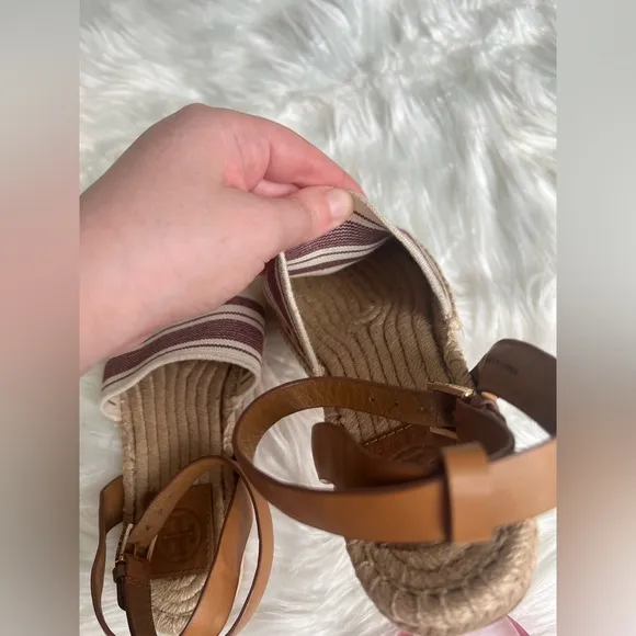 Tory Burch size 7 beachy tan and cream colored comfy sandals leather straps