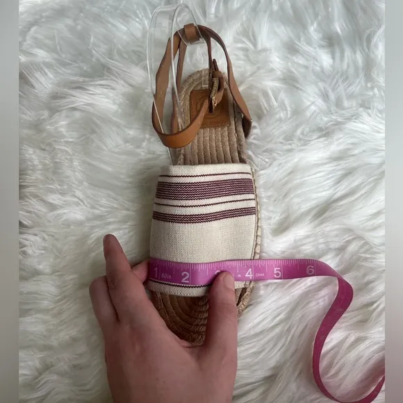 Tory Burch size 7 beachy tan and cream colored comfy sandals leather straps