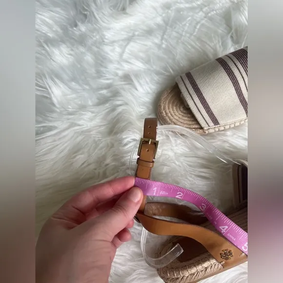 Tory Burch size 7 beachy tan and cream colored comfy sandals leather straps