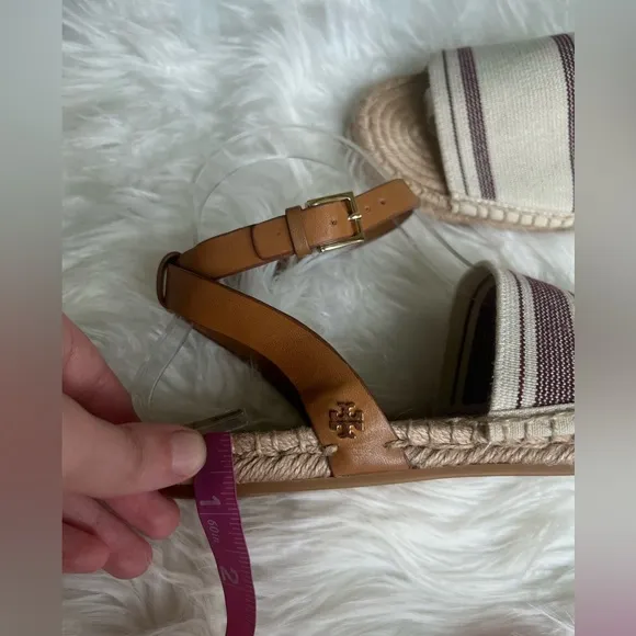 Tory Burch size 7 beachy tan and cream colored comfy sandals leather straps
