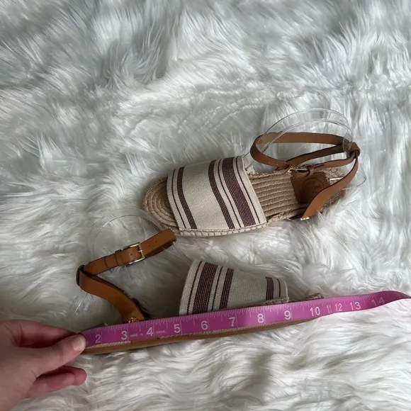 Tory Burch size 7 beachy tan and cream colored comfy sandals leather straps