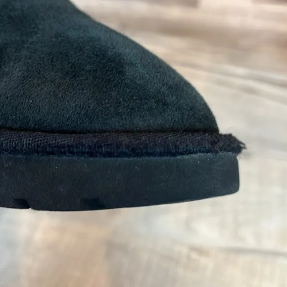 UGG® Classic Short II mid-calf suede boot black color size 7