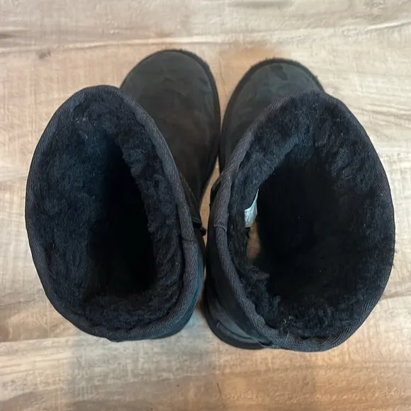 UGG® Classic Short II mid-calf suede boot black color size 7