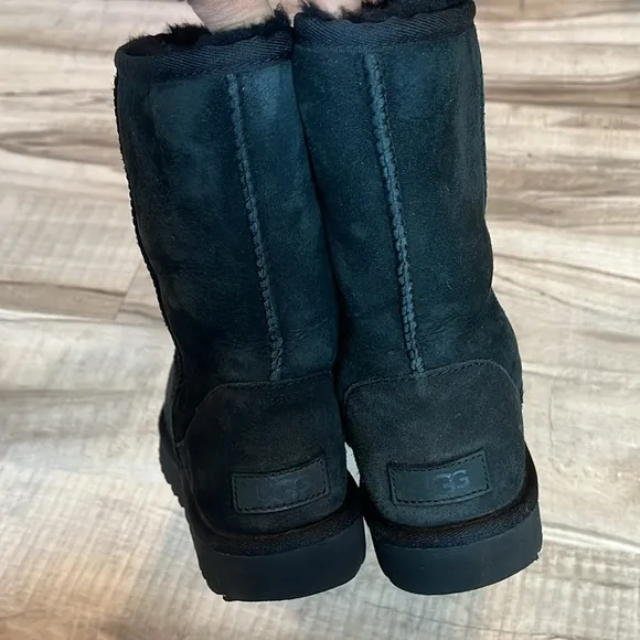 UGG® Classic Short II mid-calf suede boot black color size 7