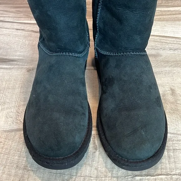 UGG® Classic Short II mid-calf suede boot black color size 7