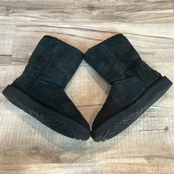UGG® Classic Short II mid-calf suede boot black color size 7