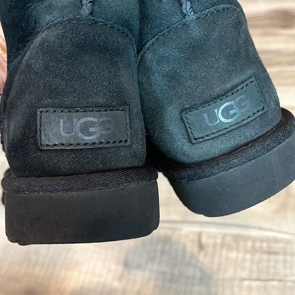 UGG® Classic Short II mid-calf suede boot black color size 7
