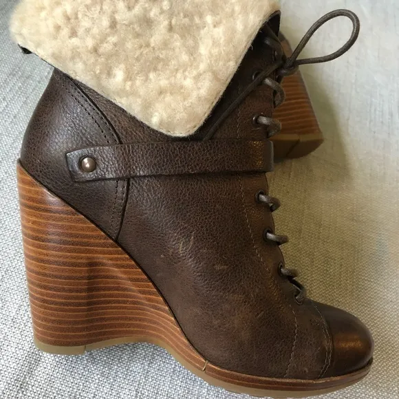 UGG Leather Caprera Wedge Bootie Sheepskin 5 Flint