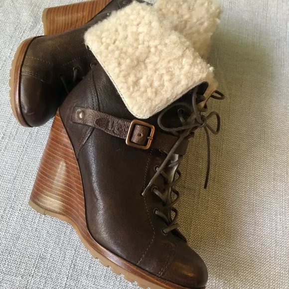 UGG Leather Caprera Wedge Bootie Sheepskin 5 Flint
