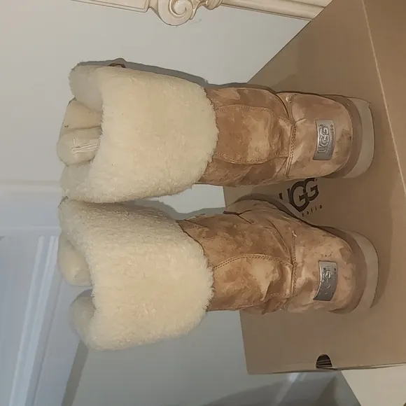 UGG Montclair Boots 1892 Tan Shearling &amp; Suede Lace Up Women’s Size 8 very good