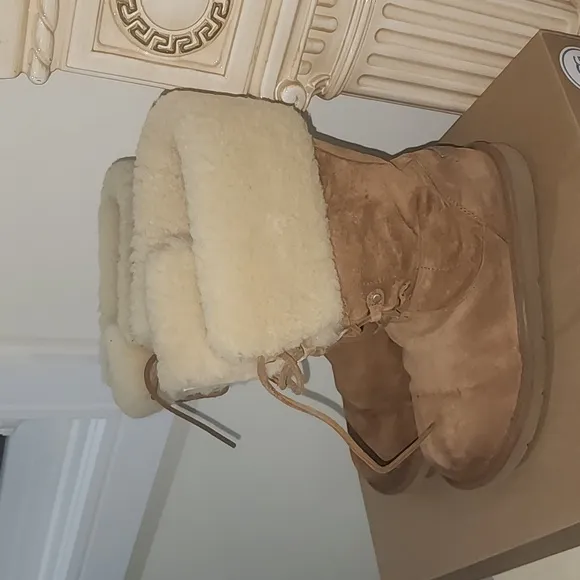 UGG Montclair Boots 1892 Tan Shearling &amp; Suede Lace Up Women’s Size 8 very good