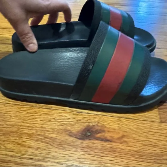 Used Gucci slides size 8
