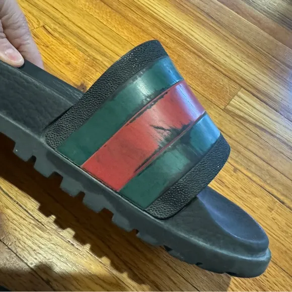 Used Gucci slides size 8