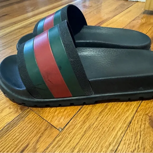 Used Gucci slides size 8