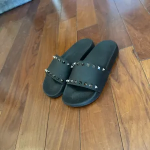 Valentino Garavani rockstud Black Slide Sandals with Studs
