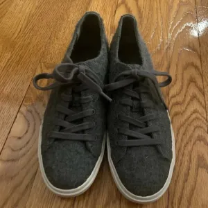 Vince Women’s Heaton Wool Fleece Platform Sneakers in Charcoal Gray Size 7 EU 37