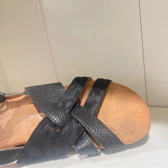 Vionic Black Eira Pebbled Leather Sandals Women’s 9