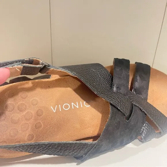 Vionic Black Eira Pebbled Leather Sandals Women’s 9