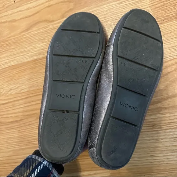 Vionic Debbie metallic size 9 wide women’s loafers
