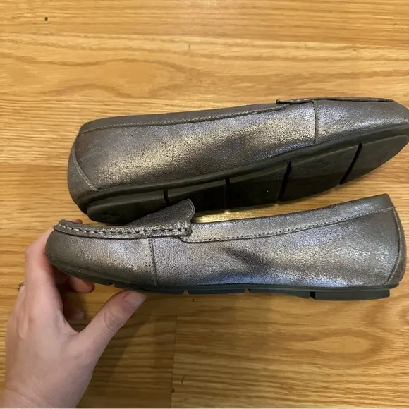 Vionic Debbie metallic size 9 wide women’s loafers