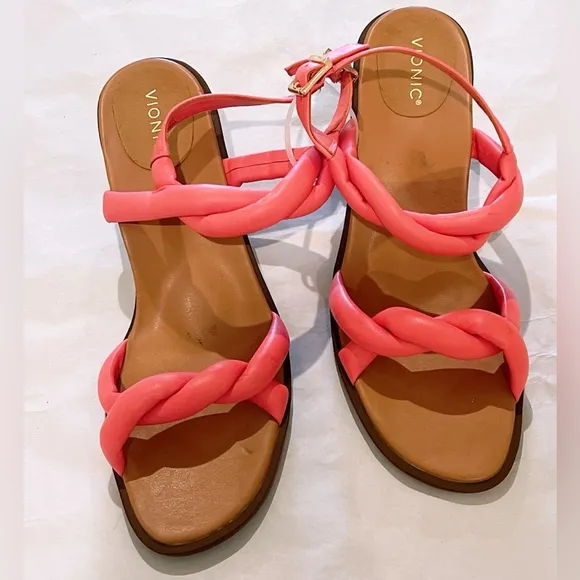 Vionic Freesia Angelica Puffy Strap Kitten Heel Sandals in Shell Pink Sz 8 NWOB