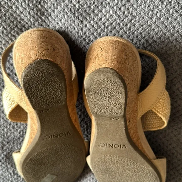 Vionic Kaytie Beige Wedge Suede Strappy Sandals Size 8 Comfort Cork Heel