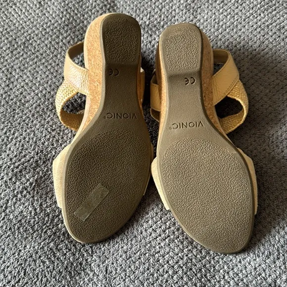 Vionic Kaytie Beige Wedge Suede Strappy Sandals Size 8 Comfort Cork Heel