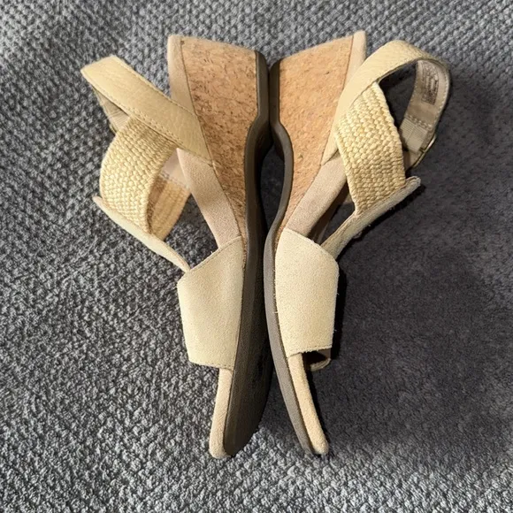 Vionic Kaytie Beige Wedge Suede Strappy Sandals Size 8 Comfort Cork Heel