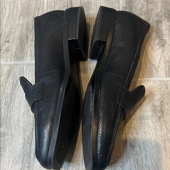 Vionic women’s Black Sella pebble leather loafers size 10